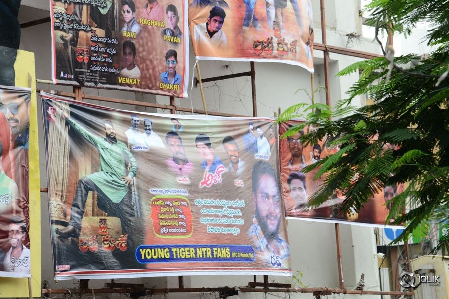 Jai-Lava-Kusa-Movie-Hungama-at-RTC-X-Roads